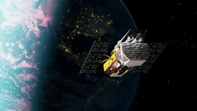 NASA launches mission to rescue falling swift space telescope