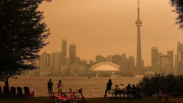 More than 800 wildfires rage across Canada as smoke triggers US air quality alerts